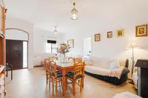ein Wohnzimmer mit einem Tisch und einem Sofa in der Unterkunft Casa Miró in Humilladero