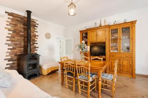 ein Esszimmer mit einem Tisch und einem Herd in der Unterkunft Casa Miró in Humilladero