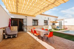 eine Terrasse mit Tisch und Stühlen und einem Pool in der Unterkunft Casa Miró in Humilladero
