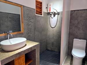 un bagno con lavandino e WC di Masayana a El Nido Altre 17 foto