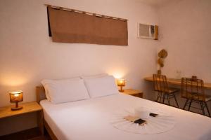 una camera da letto con un letto bianco e un piatto sopra di Masayana a El Nido