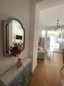 un soggiorno con un grande specchio sul muro di Casa Vera, vistas en el corazon de la ciudad ad Antequera