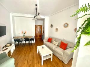 un soggiorno con un divano e un tavolo di Casa Vera, vistas en el corazon de la ciudad ad Antequera