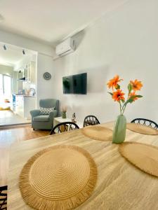 un tavolo da pranzo con un vaso di fiori sopra di Casa Vera, vistas en el corazon de la ciudad ad Antequera Altre 43 foto