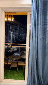 een kamer met een raam met een tafel en een tafelspectpect bij Eden Suite in Noida