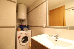 un bagno con lavandino e lavatrice di Sentinela Place a Azinhal Altre 6 foto