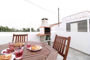 un tavolo in legno con piatti di cibo su un balcone di Sentinela Place a Azinhal