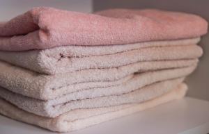 una pila di asciugamani seduta sopra un tavolo di Casa Andrea a Otopeni Altre 67 foto