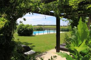Blick auf den Pool vom Garten aus in der Unterkunft Le Font remy in Mortagne-sur-Gironde