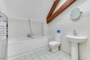 ein Badezimmer mit Waschbecken, Toilette und Badewanne in der Unterkunft 3 Bed in Hartfield oc-tw653 in Hartfield + 7 Fotos