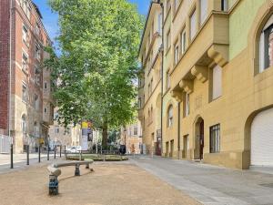 a bench on a city street next to buildings at Stgt Gartenwohnung mit Patio - 4 Personen in Stuttgart