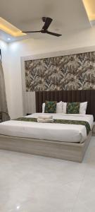 een slaapkamer met een groot bed in een kamer bij Hotel La Serene in Agra