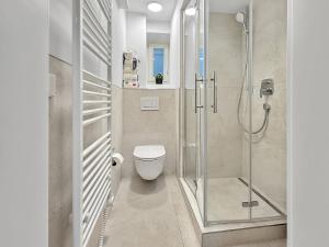 a bathroom with a toilet and a glass shower at Stgt Gartenwohnung mit Patio - 4 Personen in Stuttgart +21 photos