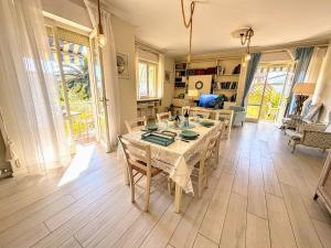 a dining room with a table and chairs at Il Sole in Terrazza - A due Passi dal Mare - Private Garden and Parking in Cinquale