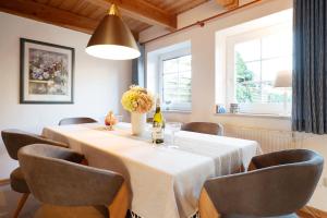 een eetkamer met een tafel en stoelen bij Tuttelduven in Bisdorf
