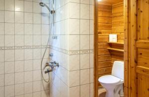 een badkamer met douche en toilet bij Mökki Syrjälä in Puumala +19 foto's