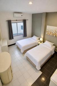 Postel nebo postele na pokoji v ubytování Shalom Center chaweng Samui + 11 fotografií