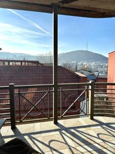 een balkon met uitzicht op een dak bij Hotel Nebula Inn in Tbilisi City