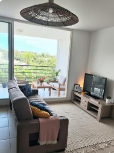 TV a/nebo společenská místnost v ubytování Entre Mer et Montagnes Votre Cocon à La Possession