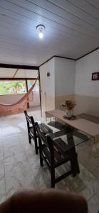 un tavolo e due sedie in una stanza di Casa Flor 2- Centro vista p o Rio a Nova Friburgo