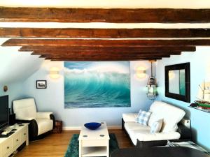 een woonkamer met een groot schilderij van de oceaan bij 1 Bed in St Monans 41693 in Saint Monance