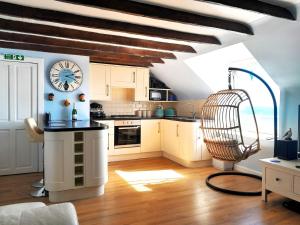 een keuken met een klok aan de muur bij 1 Bed in St Monans 41693 in Saint Monance