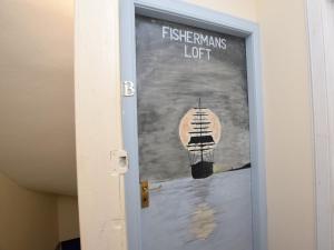 een deur met een bord dat feswegianmans lot leest bij 1 Bed in St Monans 41693 in Saint Monance