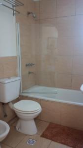 ein Badezimmer mit Toilette, Badewanne und Waschbecken in der Unterkunft Entre lomas in La Granja + 9 Fotos