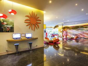 TV a/nebo společenská místnost v ubytování ibis Mall Avenue Dubai