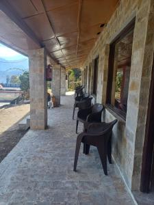 Rõdu või terrass majutusasutuses The Explorer's Den