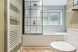 Phòng tắm tại Spacious 4-Bed Cottage with Hot Tub&Parking +84 ảnh