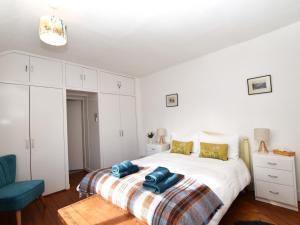 Giường trong phòng chung tại 3 Bed in Kirriemuir 82244