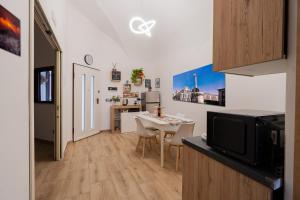 una piccola cucina con un tavolo e un microonde di Costa Apartment a Catania