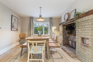 Khu vực ghế ngồi tại Spacious 4-Bed Cottage with Hot Tub&Parking