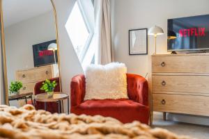 TV/trung tâm giải trí tại Spacious 4-Bed Cottage with Hot Tub&Parking