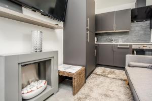 een woonkamer met open haard en een bank bij Cottage hide-out in Kirkheaton