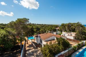 vue aérienne d'une villa avec piscine dans l'établissement Villa Jose, à Cala Blanca