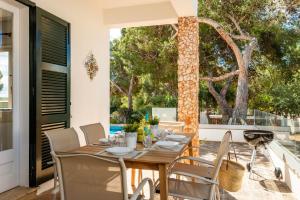 une salle à manger avec une table et des chaises dans l'établissement Villa Jose, à Cala Blanca