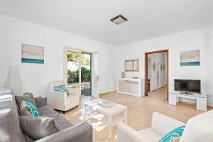 un salon avec un canapé et une table dans l'établissement Villa Jose, à Cala Blanca