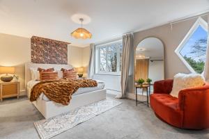 Giường trong phòng chung tại Spacious 4-Bed Cottage with Hot Tub&Parking