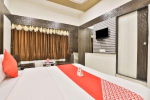 TV a/nebo společenská místnost v ubytování Hotel O by OYO Shreenath