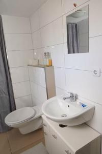 Ένα μπάνιο στο CALM HOME im Erdgeschoss mit eigenem Eingang +16 φωτογραφίες