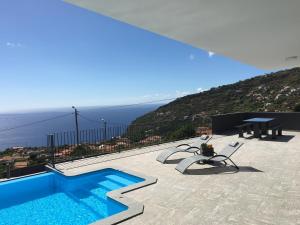 une maison avec une piscine et une vue sur l'océan dans l'établissement Moradia Syso, à Arco da Calheta