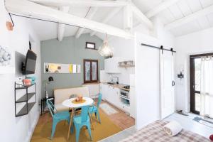 een kleine keuken en eetkamer met een tafel en stoelen bij fattoria Coppetella Cemani in Molino dʼAgugliano