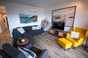 Posezení v ubytování Terrace Condo with River View and Pool + 51 fotografií