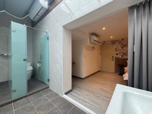 un bagno con doccia, lavandino e WC di 墾丁卿卿文旅 a Città Vecchia di Hengchun Altre 46 foto