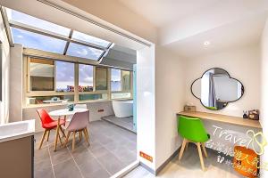 una cucina con tavolo, sedie e finestra di 墾丁卿卿文旅 a Città Vecchia di Hengchun