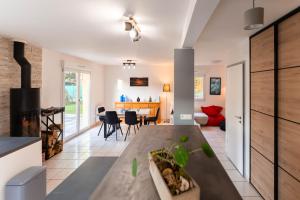 een keuken en woonkamer met een tafel en stoelen bij Le clos Serenity - Jardin & parking in Horbourg
