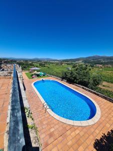 een uitzicht over een zwembad op een bakstenen patio bij Paço AL in Monção +21 foto's