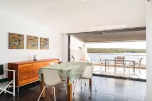 een keuken en eetkamer met een tafel en stoelen bij Apartamento Tramontana 28B in Fornells +7 foto's